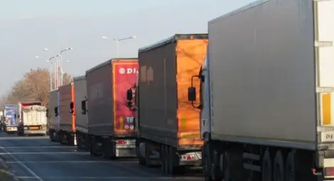 Тираджии се били с нож и палка след спор на бензиностанция на бул. "България" в Русе Тираджии се били с нож и палка след спор на бензиностанция на бул. "България" в Русе