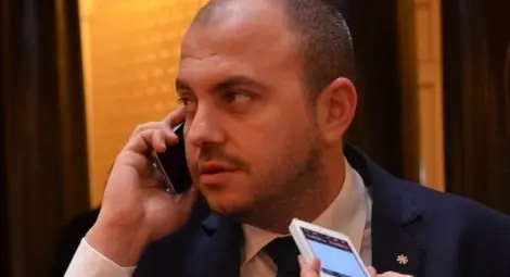 Депутат обяснява - търсил е палави студентки или не