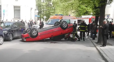 71-годишен се обърна по таван след грешка при изпреварване 71-годишен се обърна по таван след грешка при изпреварване