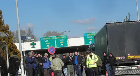 Български шофьори блокираха ГКПП-Кулата Български шофьори блокираха ГКПП-Кулата