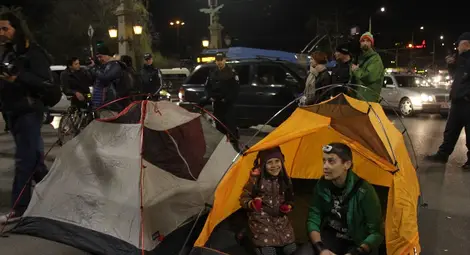 Протестиращи опънаха къмпинг на Орлов мост