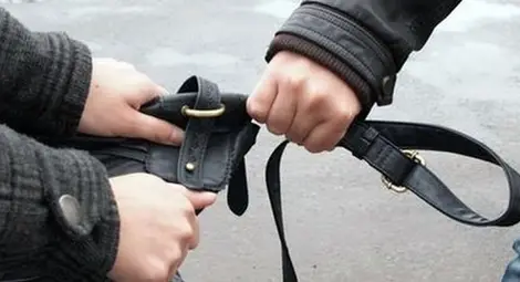 Млад мъж ограби пенсионерка на кея посред бял ден