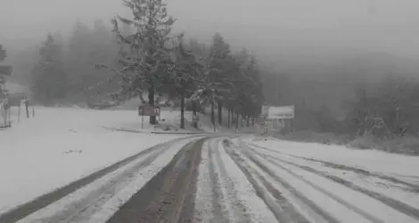 Сняг и заледени пътища по високите части на страната