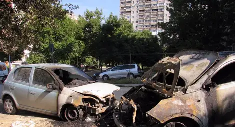 Отмъстител запали три коли на метри от метанстанция