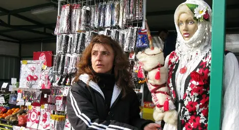 Баба Марта с бръшленска носия и хурка посреща клиентите на пазара &bdquo;Олимп&ldquo;