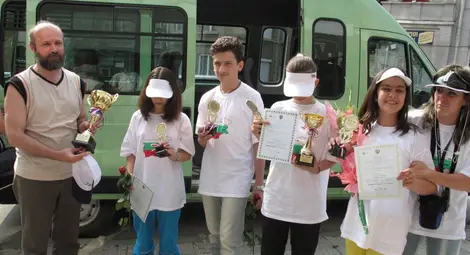 Колекция от 15 купи и медали пазят в Математическата от Хонконг