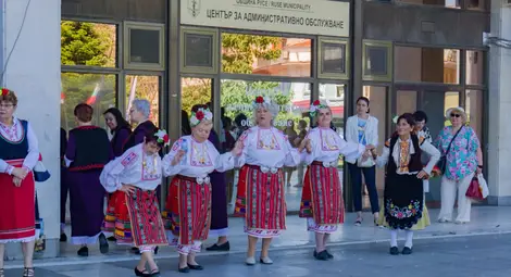 Съюзът на пенсионерите организира традиционното &ldquo;Шарено хоро&rdquo; в Русе /галерия/