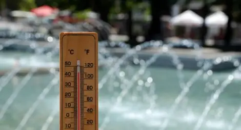 Опасно топло време в 23 области утре