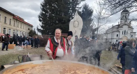Стопанинът на Юнашката тава шеф Ангел Ангелов раздаде над 5000 порции от бабовската зелева чорба с фиде, жълтък и свинсо месо. 