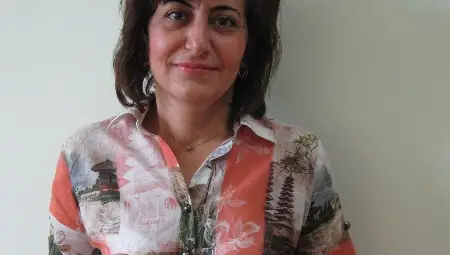 Севдалина Димитрова с наградата от лотарията на данъчните.					               Снимка: НАП