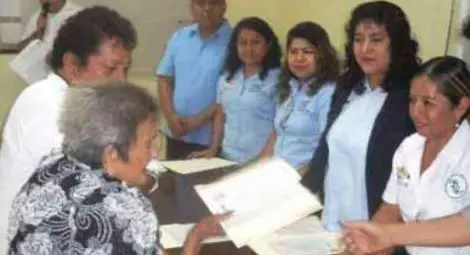 100-годишна баба доживя да вземе диплома за основно образование