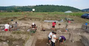 Пещи, накити, сечива и пластики на хиляди години открити край Бъзовец