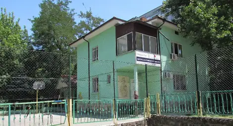 Деца от социален дом потрошиха  прозорци след спор за цигара и телефон