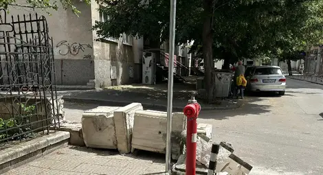 Камион събори част от оградата на Русенската митрополия