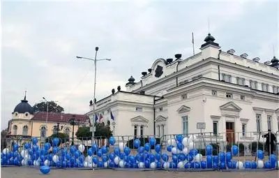 "Господари на ефира" изсипаха 240 "златни скункса" пред парламента