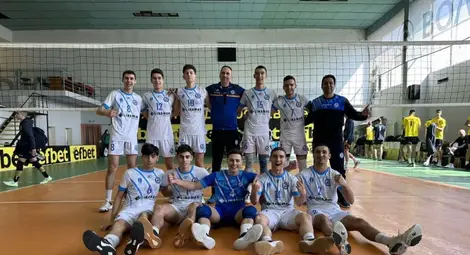 Волейболистите от мъжкия тим помагат на юношите за медали от държавното