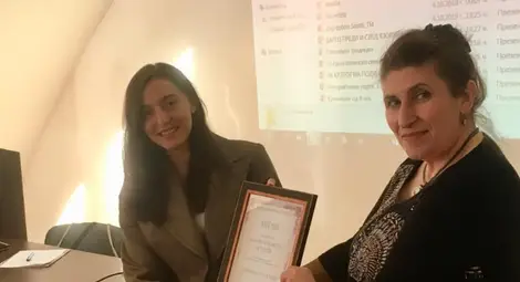 Биляна Тодорова получава наградата си за най-млад изследовател.                     Снимка: РИМ