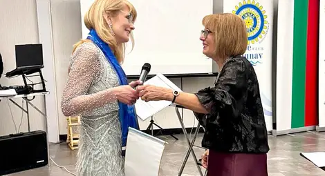 Дистрикт-управителят на Инър Уийл 248 Нина Червенкова /вдясно/ поздрави Велислава Гочкова за 20-ата годишнина на организацията в Русе Дистрикт-управителят на Инър Уийл 248 Нина Червенкова /вдясно/ поздрави Велислава Гочкова за 20-ата годишнина на организацията в Русе