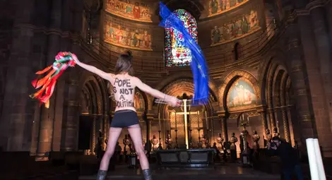 Полугола феминистка се опита да открадне статуята на бебето Исус от Ватикана Полугола феминистка се опита да открадне статуята на бебето Исус от Ватикана