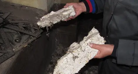 Парчета от тавана на 160-годишна църква едва не раниха вярващи