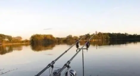 Инспекторка написа акт на рибар, синът му дойде и я преби с гумен ботуш