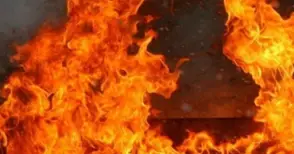 Полицаи извадиха от къща в пламъци възрастна жена