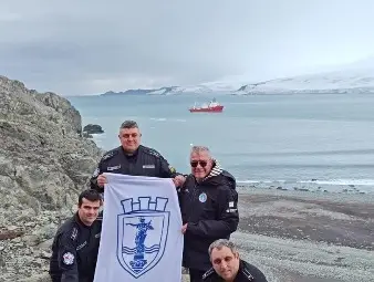 Знамето на Русе се развя в българската база в Антарктида