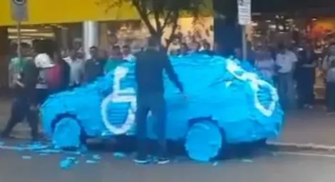 Ето как се разправят с наглеците, спиращи на местата за инвалиди в Бразилия Ето как се разправят с наглеците, спиращи на местата за инвалиди в Бразилия