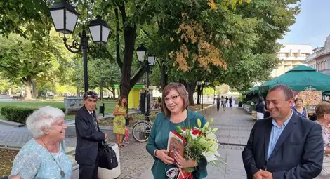 Симпатизантка пожела успех на Корнелия Нинова и на водача на русенската листа на &bdquo;БСП за България&ldquo; Иван Иванов. Снимка: Утро&ldquo;