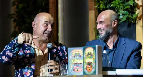 Момчил Николов /вдясно/ с прототипа на главния герой Чекмо в едноименния роман.