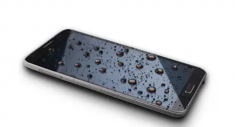 Спасителна акция за мокри телефони