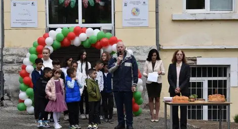 Проф. Георги Георгиев обявява началото на 200-та юбилейна учебна година на българското училище в Поликрайще. 