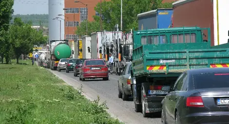 Компютърен срив изви километрична опашка пред Дунав мост