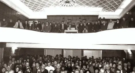 Закриване на Земляческата среща, на която в Поликрайще пристигат 1480 души, живеещи в Чехословакия, Австрия, Унгария и в различни близки и далечни градове и села на България с поздравителен концерт от Фолклорния ансамбъл &bdquo;Сидер войвода&ldquo;, Горна Оряховица; центърът на Поликрайще, 7 ноември 1981 г. 