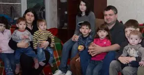 Социалните изведоха 11-те деца от дома на многодетна фамилия