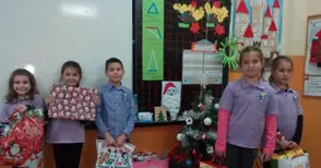 Учениците от Дойче шуле зарадваха с подаръци връстници