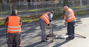 Запълват дълбока дупка по  улица „Сребърна“ в „Здравец“