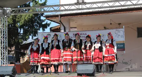 В Ново село пресъздадоха атентични обичаи и практики по обработване на вълна /галерия/