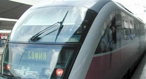 Хвърлен камък уцели пътник в нощния влак от София за Бургас Хвърлен камък уцели пътник в нощния влак от София за Бургас