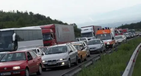 Голямото завръщане започна: Задръствания по &bdquo;Тракия&rdquo; и Хемус&rdquo;!