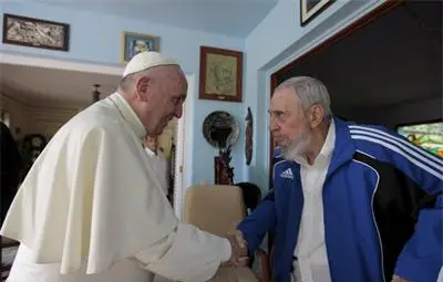 Папата приет от Фидел Кастро, разменят си книги
