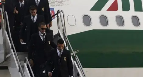 "Адзурите" идват с готвач и собствена охрана