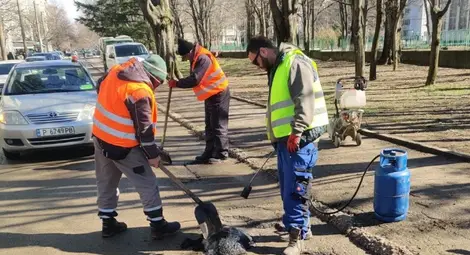 Продължават ремонтните дейности и почистването на улиците в Русе