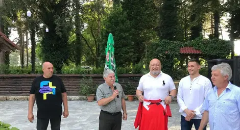 Красен Кралев и листата на ГЕРБ-СДС посрещнати с аплодисменти в Борово.  Нов експеримент с държавата ще струва много скъпо на българите, заяви водачът на коалицията за Русе