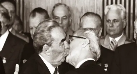 Водещите на VIP Brother в страстна целувка 