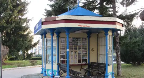 Мизерия от фасове и боклуци около пустеещ павилион в центъра