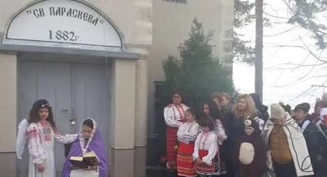 В Баниска прескачаха огън  за здраве на Благовещение