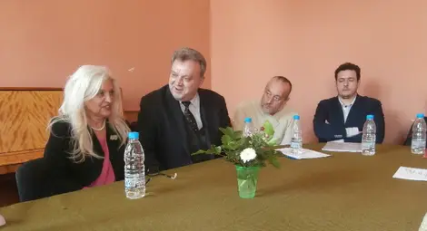  Елиана Михайлова, Иван Кюркчиев, Пламен Бейков и Момчил Миланов обсъждат финансовото състояние на операта. 							      Снимки: Авторът