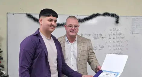 Двама ученици от Русе избраха честността пред голяма сума пари в намерен портфейл