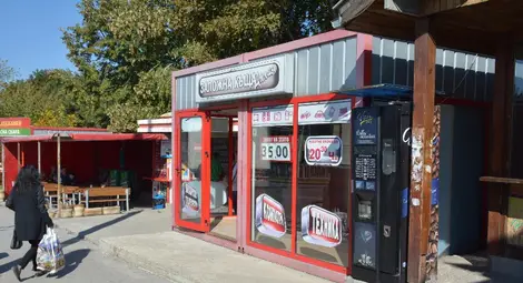 Оказион обран за по-малко от 4 минути през дупка в стената